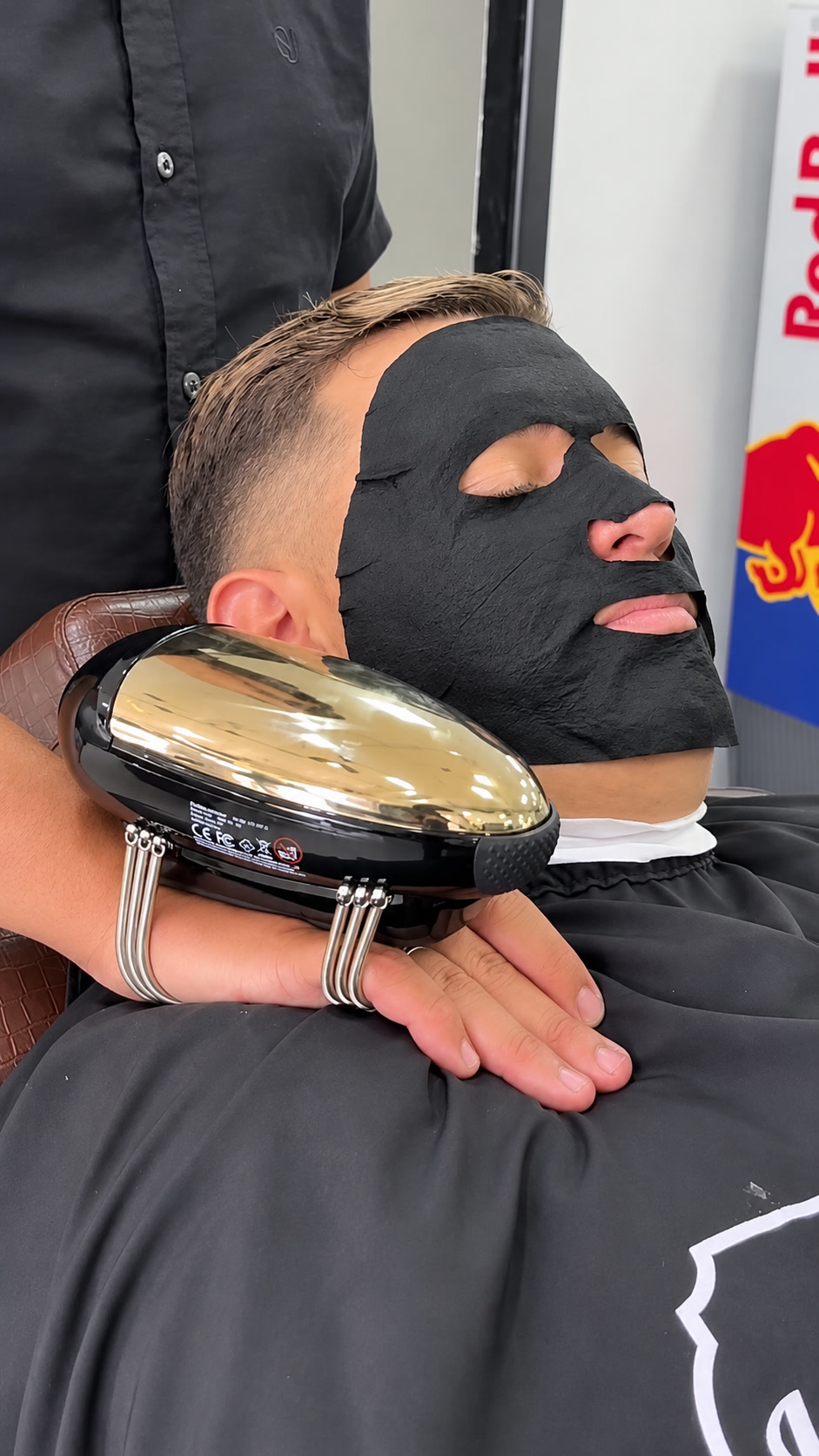 Cliente recebendo cuidado facial com máscara e vapor
